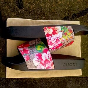 Gucci Women GG Supreme Slides Bloom